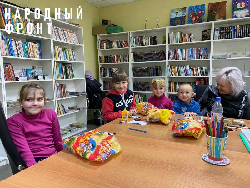 Cамарские общественники подарили детям из ПВР сладкие подарки