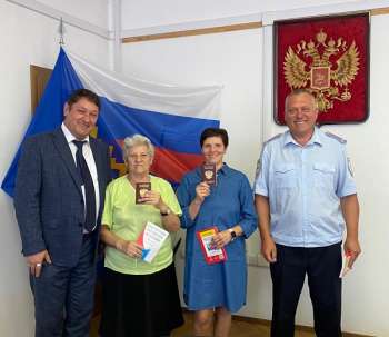 В Тольятти вручили паспорта РФ 16 гражданам, прибывшим из ЛНР, ДНР и Украины
